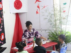 Asyik Banget! Saat Anak-anak Pura-pura Traveling ke Luar Negeri Asyik Banget! Saat Anak-anak Pura-pura Traveling ke Luar Negeri