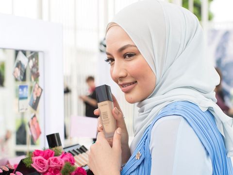Aktris Malaysia Ini Makara Brand Ambassador Berhijab Pertama Lancome