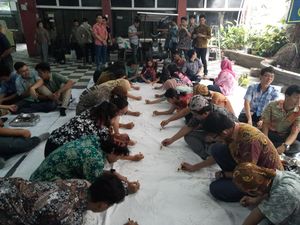 Saat Mahasiswa Sekolah Tinggi Teknik Surabaya Rayakan Hari Batik