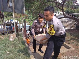 Polisi Garut Bantu Perbaiki Bangunan PAUD yang Nyaris Ambruk Polisi Garut Bantu Perbaiki Bangunan PAUD yang Nyaris Ambruk
