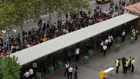 Alhasil, para penonton yang sudah mengantre di depan Camp Nou sejak lama harus memendam kekecewaan karena tak bisa masuk stadion. Foto: Albert Gea/Reuters