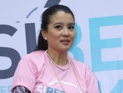 Hari Batik Nasional, Marcella Zalianty Dukung Penuh Produk Indonesia