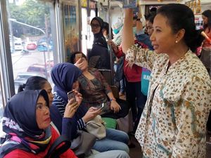 Menteri Rini Naik Commuter Line