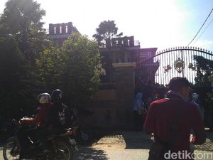 KPK Geledah Rumah Mantan Bupati Konawe Utara KPK Geledah Rumah Mantan Bupati Konawe Utara