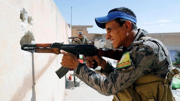 Gaya Militan Suriah Adu Tembak dari Balik Lubang Tembok