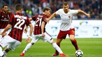 Edin Dzeko menempatkan dirinya di 10 besar dengan torehan tujuh gol bersama AS Roma di Serie A. Catatannya dinilai lebih baik ketimbang Lukaku karena Dzeko hanya butuh enam laga untuk bikin tujuh gol. (Foto: Stefano Rellandini/ REUTERS)