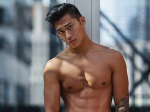 Ladies, Siapa Mau Diperiksa Dokter Seksi dan Ganteng dari Korea Ini?