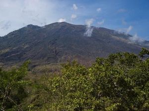 2 Kali Gempa Tremor Terjadi di Gunung Agung 2 Kali Gempa Tremor Terjadi di Gunung Agung