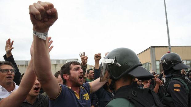 Warga Catalan sempat bentrok dengan polisi karena referendum.