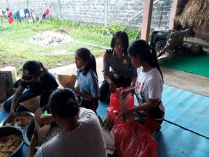 Akrabnya Polwan Polsek Sidemen dengan Pengungsi Gunung Agung