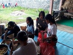 Akrabnya Polwan Polsek Sidemen dengan Pengungsi Gunung Agung