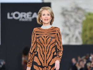 Usia 79, Jane Fonda Tampil Awet Muda dan Memukau di Paris Fashion Week