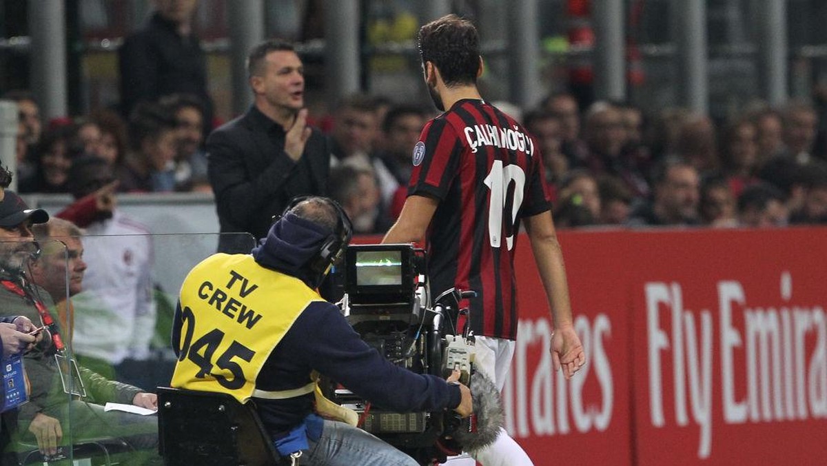 Hakan Calhanoglu berjalan meninggalkan lapangan usai mendapat kartu merah (Foto: Marco Luzzani/Getty Images)