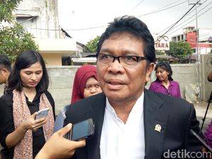 Dijenguk Ridwan Bae, Novanto Buka Masker