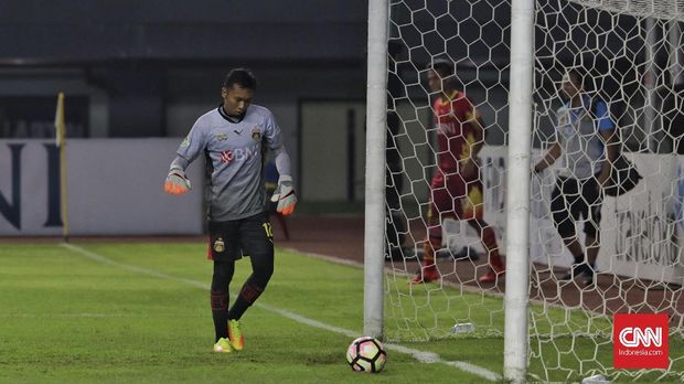 Awan Setho sempat terkapar di lapangan usai berbenturan dengan pemain FC Tokyo.