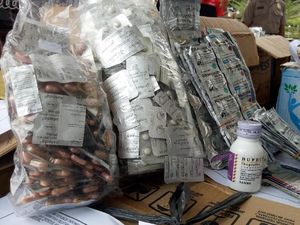 Razia Pil PCC, Polisi Malah Dapat 197.270 Obat Kedaluwarsa Razia Pil PCC, Polisi Malah Dapat 197.270 Obat Kedaluwarsa