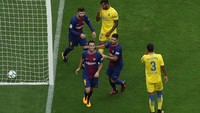 Sempat lesu di babak pertama, Barca membuka keunggulannya lewat gol Sergio Busquets pada menit ke-49. Foto: Albert Gea/Reuters