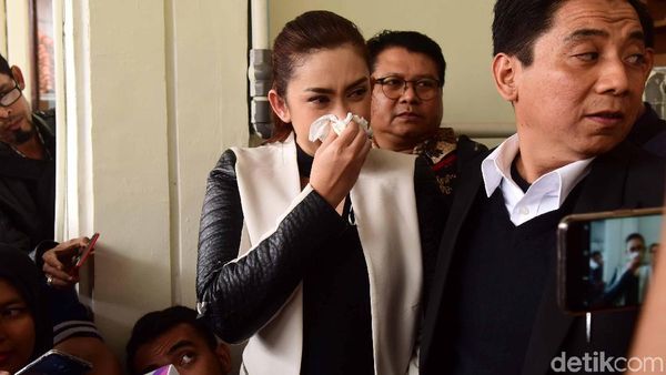 Nafa Urbach Menangis Tersedu di Sidang Cerai