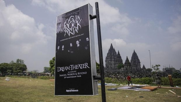 Konser Dream Theater awalnya hendak digelar di Candi Prambanan, namun dipindahkan.