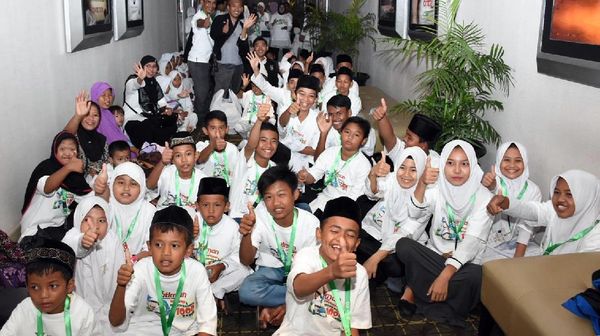 Bahagiakan Yatim dengan Nobar