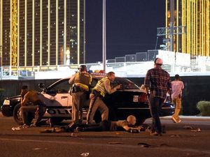 Tim SWAT Dikerahkan ke Lokasi Penembakan Dekat Kasino Las Vegas Tim SWAT Dikerahkan ke Lokasi Penembakan Dekat Kasino Las Vegas