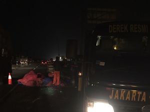 Pikap Bermuatan Bawang Kecelakaan di Tol Karawang, Macet 1 Km