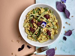 Mamma Mia! Pasta Makin Enak dengan Balutan Saus Pesto Ungu