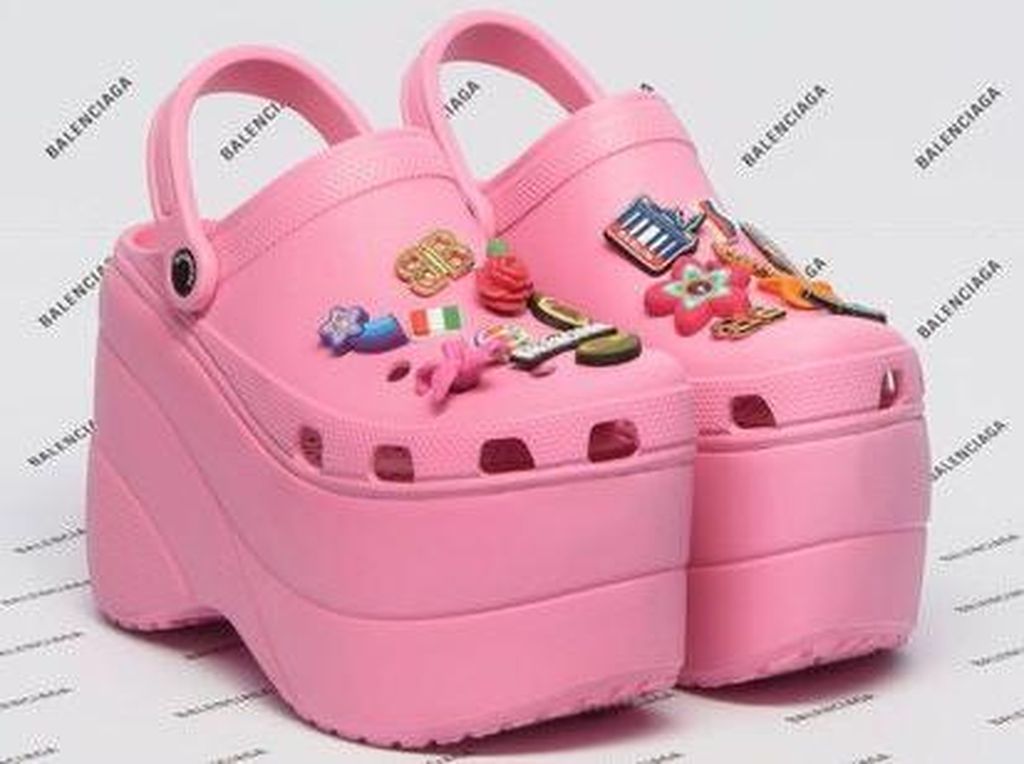 Balenciaga Buat Sepatu Mirip Crocs dengan Hak Tinggi, Netizen Nyinyir