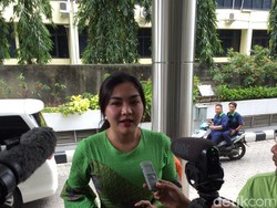 Pakai Dress Batik Hijau, Vicky Shu Penuhi Panggilan Bareskrim