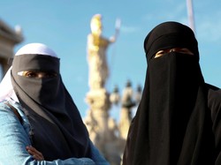 Covidiot, Wanita Amerika Ini Kenakan Burka Agar Tak Pakai Masker