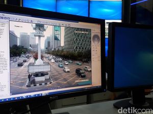 Ditegur CCTV Bersuara, Pemotor di Thamrin Celingak-celinguk Ditegur CCTV Bersuara, Pemotor di Thamrin Celingak-celinguk