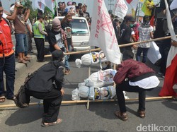 Tolak Pusat Grosir, Warga Tegalgubug Blokir Jalur Pantura