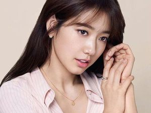 Dispatch Ungkap Foto-foto Kebersamaan Park Shin Hye dan Choi Tae Joon