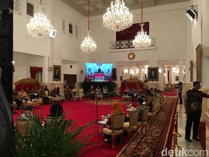 Jokowi Sang Panglima Tertinggi Beri Peringatan, Seskab: Cukup Jelas Jokowi Sang Panglima Tertinggi Beri Peringatan, Seskab: Cukup Jelas