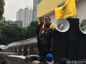 Massa Pendukung Dedi Mulyadi Tinggalkan DPP Golkar