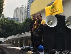 Massa Pendukung Dedi Mulyadi Tinggalkan DPP Golkar