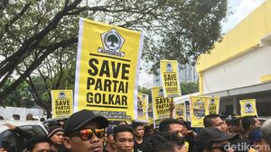 Demo di DPP Golkar: Kang Dedi di Hati Selalu Dinanti