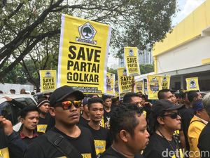 Demo di DPP Golkar: Kang Dedi di Hati Selalu Dinanti