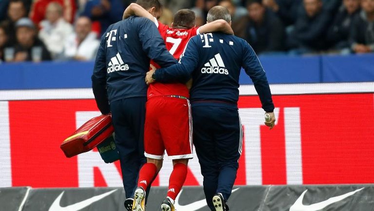 Franck Ribery dipapah keluar lapangan pada laga melawan Hertha Berlin (Odd Andersen/AFP)