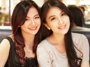 Tante Sandra Dewi yang Cantik dan Awet Muda Banget di Usia 50 Tahun