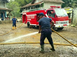 Mobil Damkar Semprot Lumpur Sisa Luapan Sungai Cikaso Sukabumi