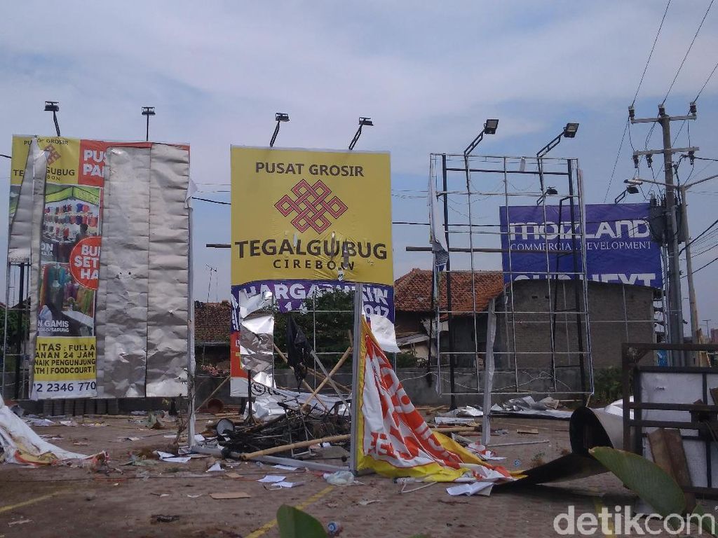 Massa Tegalgubug Rusak Fasilitas Pusat Grosir di Cirebon Massa Tegalgubug Rusak Fasilitas Pusat Grosir di Cirebon