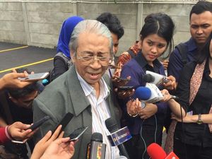Jenguk Novanto, Guru Besar UI Sebut Novanto Juga Derita Tumor Jenguk Novanto, Guru Besar UI Sebut Novanto Juga Derita Tumor