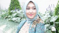 Foto: Inspirasi Tampil Pakai Batik dan Hijab untuk ke Kantor