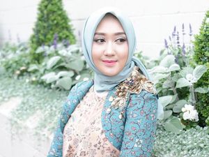 Foto: Inspirasi Tampil Pakai Batik dan Hijab untuk ke Kantor
