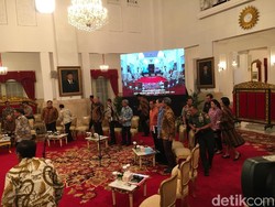 Kompak Berbatik, Jokowi-JK Kumpulkan Menteri Gelar Sidang Kabinet