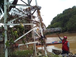 Luapan Sungai Cikaso Sukabumi, Sampah Tersangkut di Menara Seluler