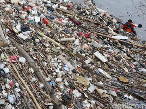 Masuki Musim Hujan, Sampah Sesaki Pintu Air Manggarai Masuki Musim Hujan, Sampah Sesaki Pintu Air Manggarai