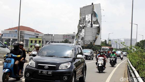 Baliho Rusak Diterjang Angin di Kampung Melayu