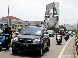 Baliho Rusak Diterjang Angin di Kampung Melayu